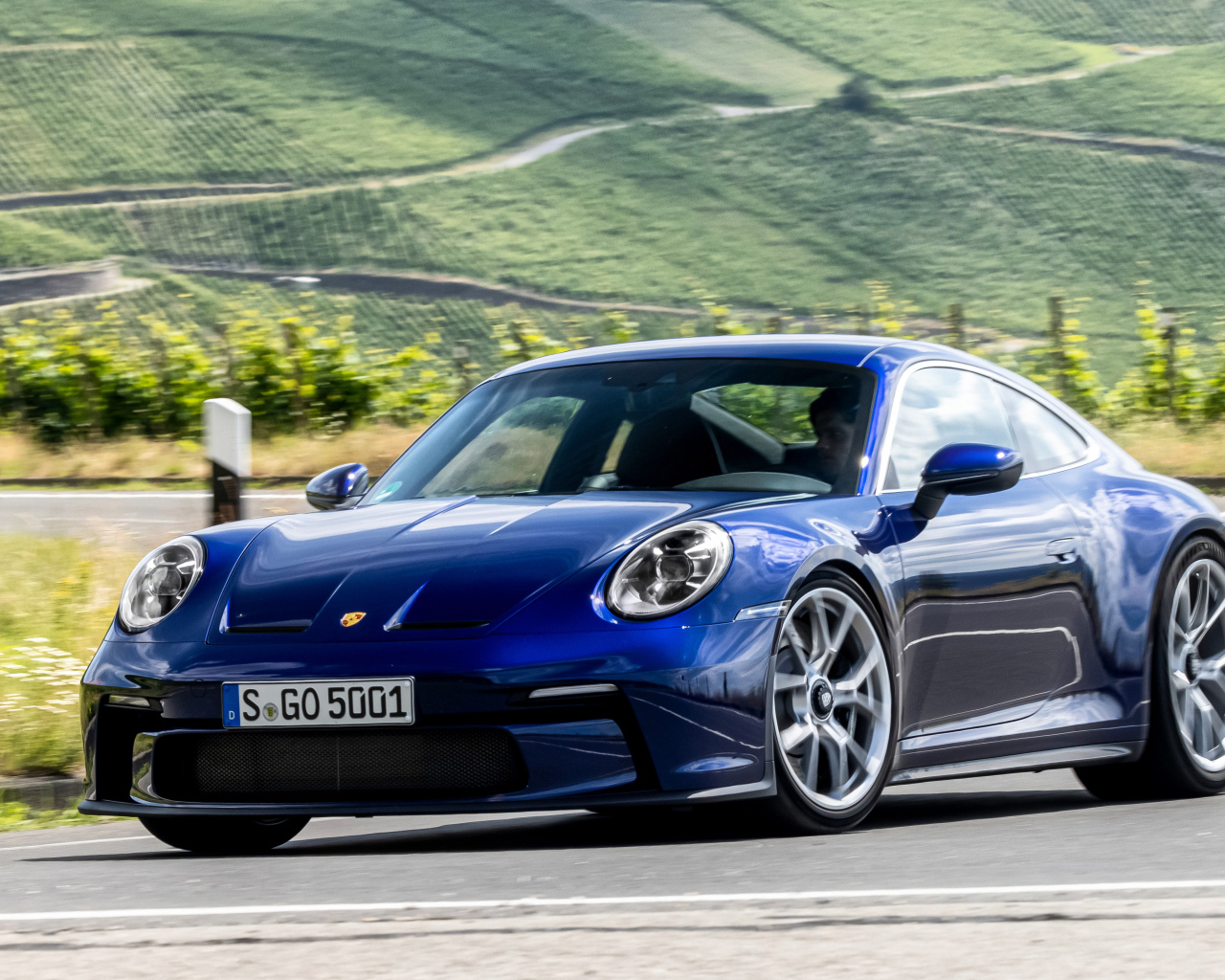 Синий автомобиль Porsche 911 GT3 Touring PDK 2021 года