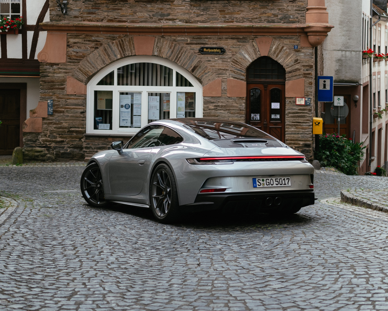 Автомобиль Porsche 911 GT3 Touring PDK 2021 года вид сзади