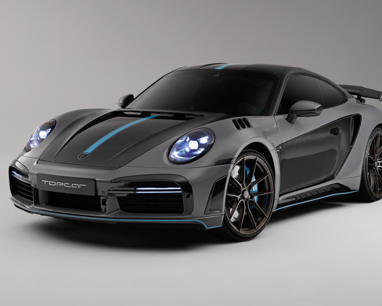 Спортивный автомобиль Porsche 911 Turbo S Stinger GTR 3 2021  года на сером фоне