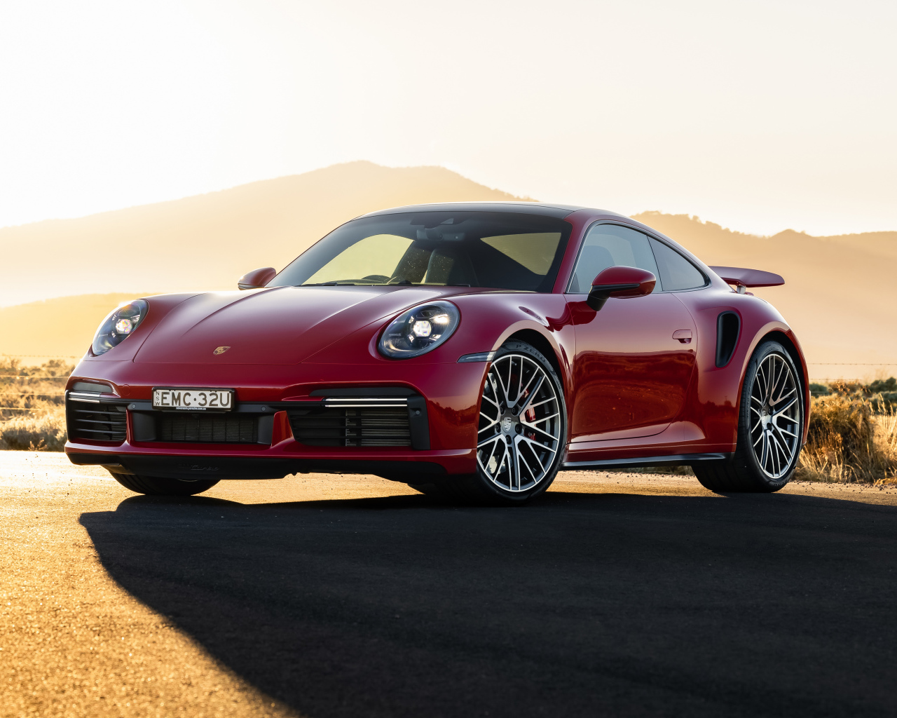 Красный автомобиль Porsche 911 Turbo 2021 года