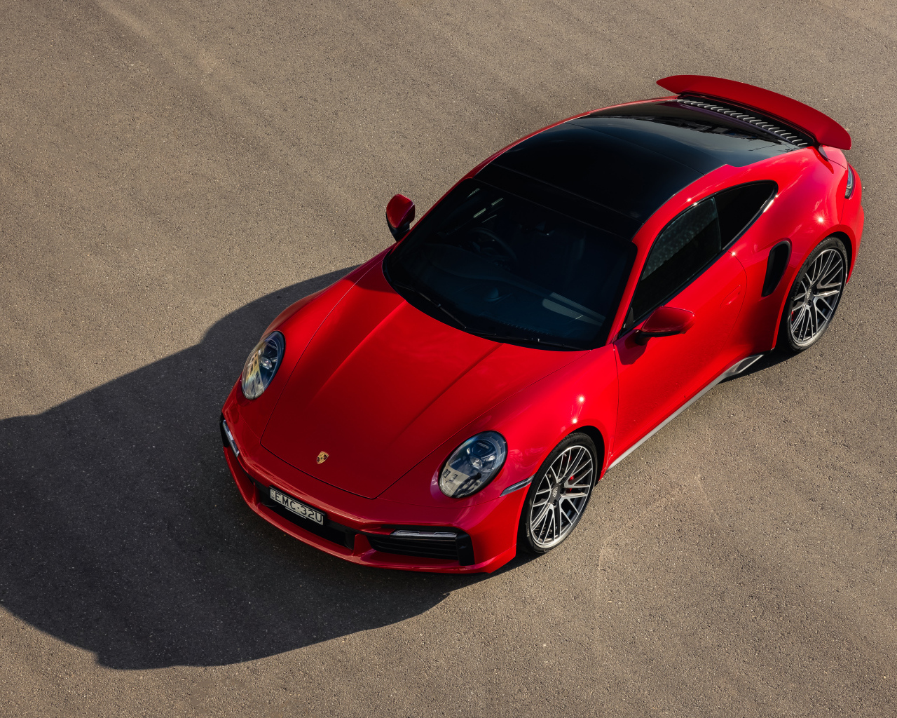 Красный автомобиль Porsche 911 Turbo 2021 года вид сверху