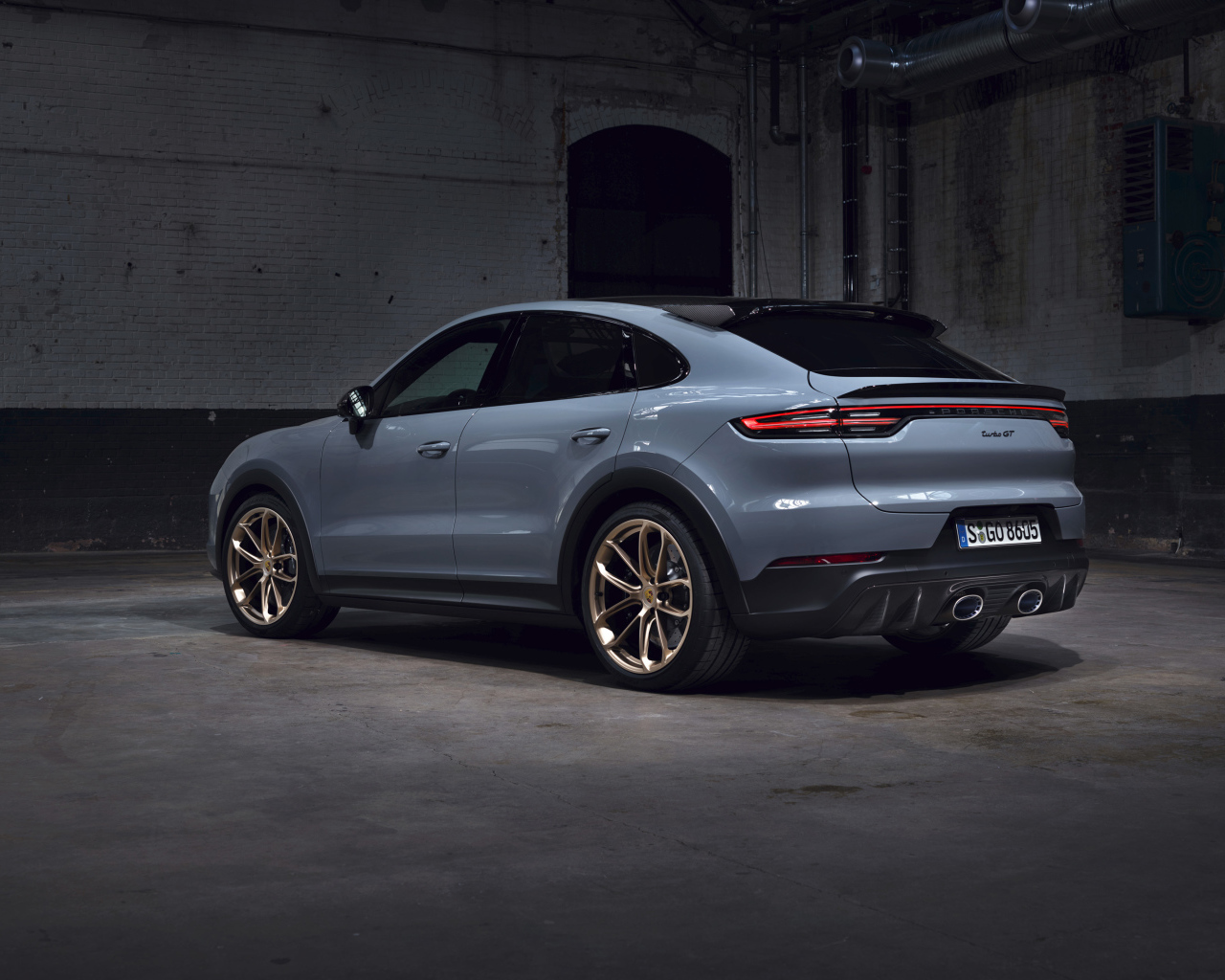 Автомобиль Porsche Cayenne Turbo GT 2021 года вид сзади