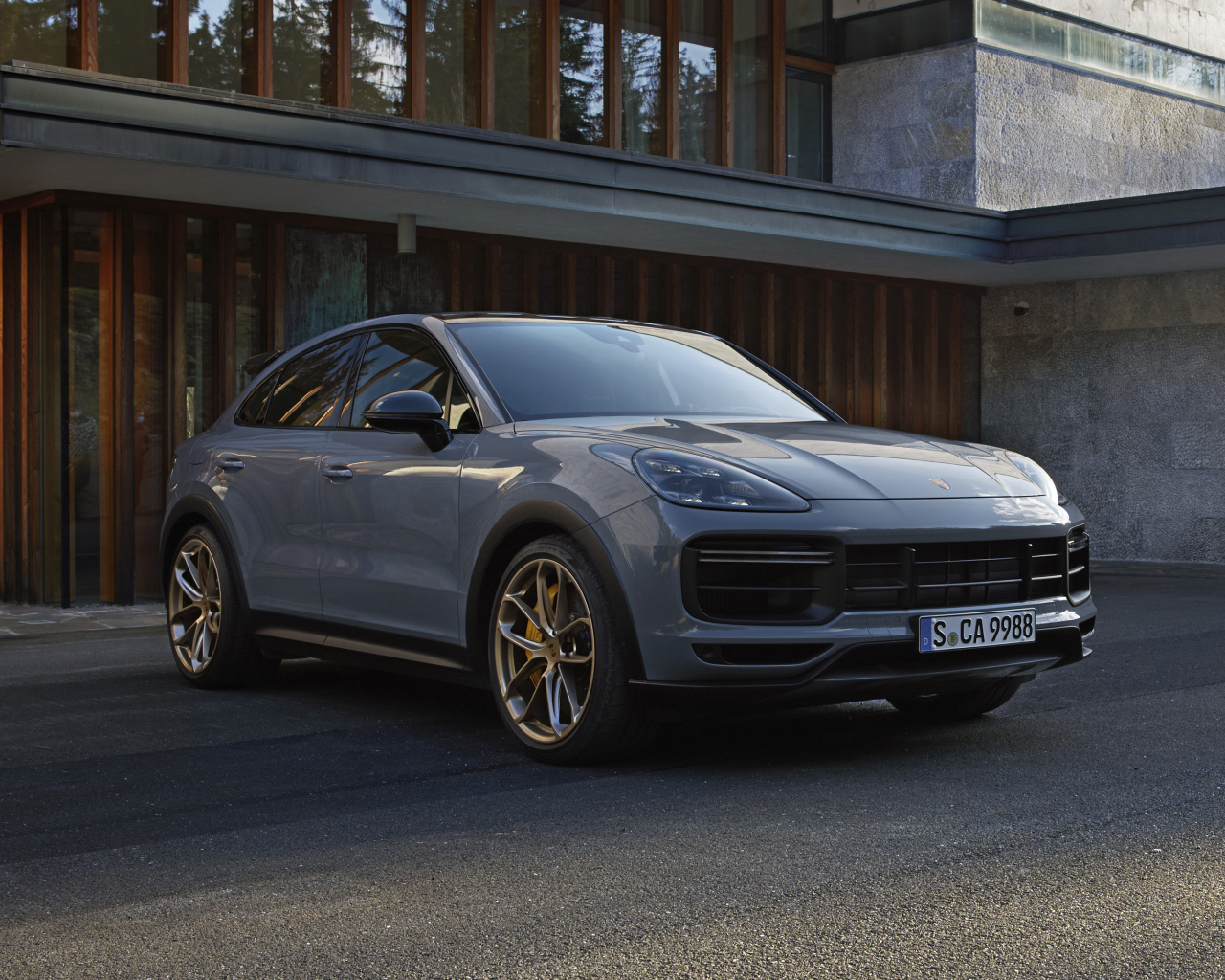 Кроссовер Porsche Cayenne Turbo GT 2021 года у здания