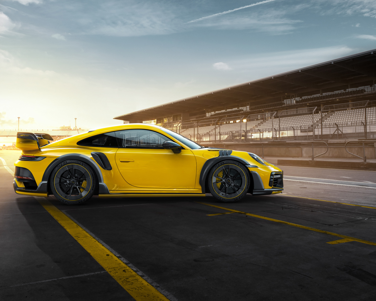 Желтый автомобиль  Porsche GTstreet R 2021  года вид сбоку