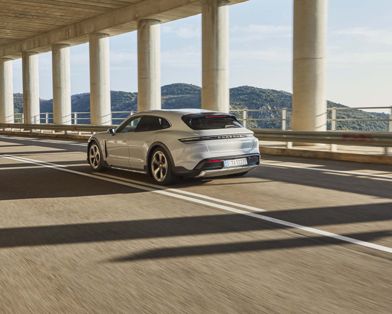 Внедорожник Porsche Taycan 4S Cross Turismo 2021 года на мосту