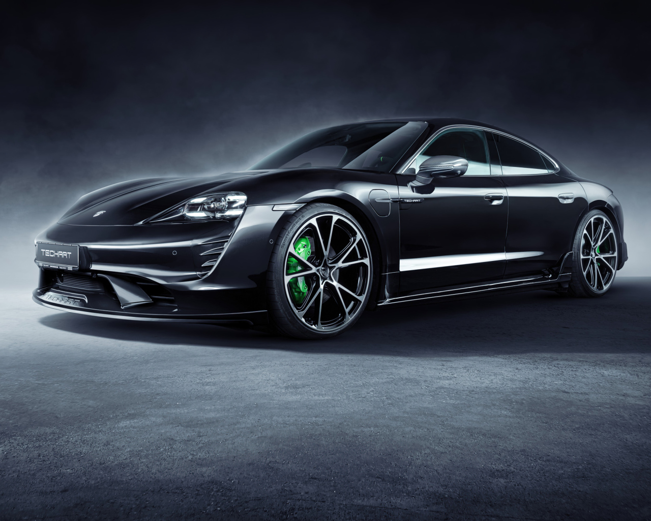 Черный автомобиль Porsche Taycan Aerokit 2021 года