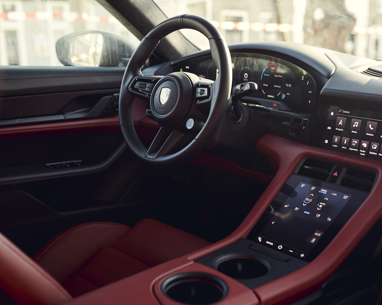 Кожаный салон автомобиля Porsche Taycan Turbo S Cross Turismo 2021 года