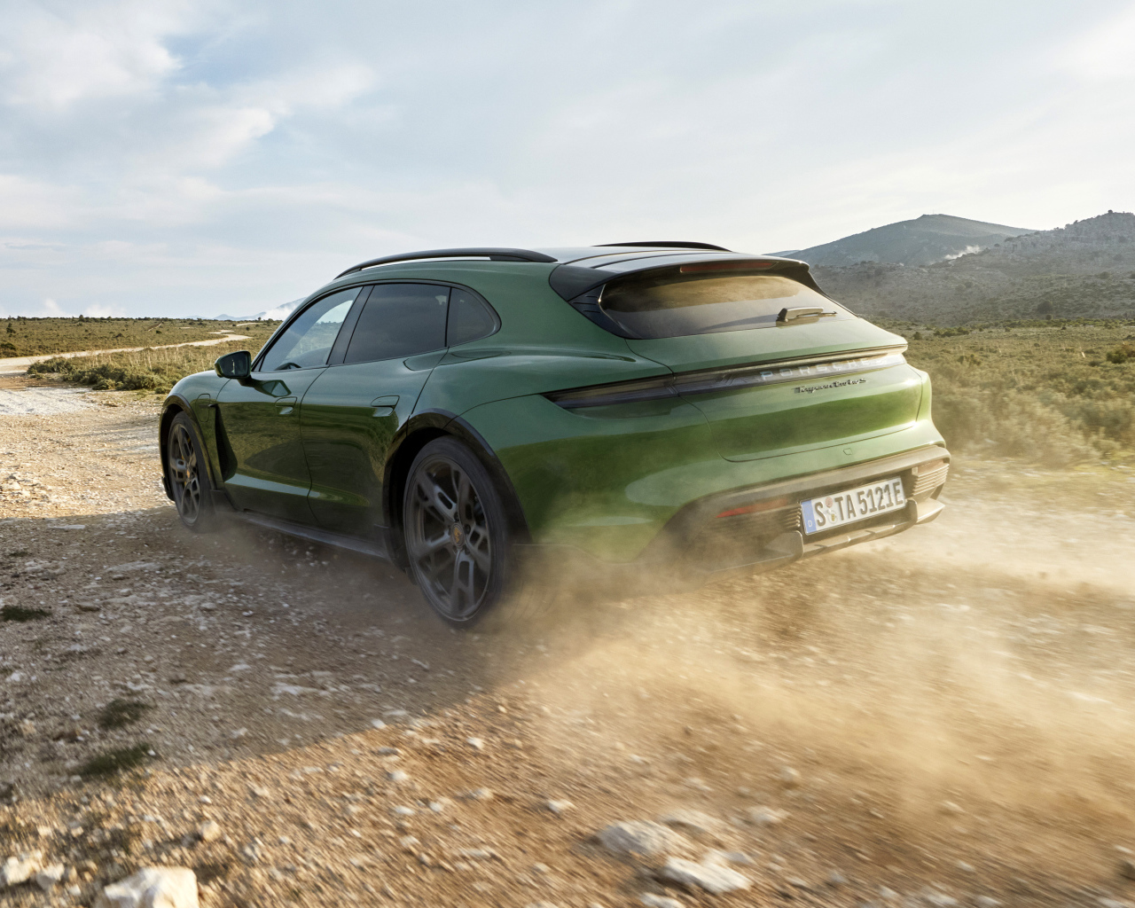 Кроссовер Porsche Taycan Turbo S Cross Turismo 2021 года на дороге