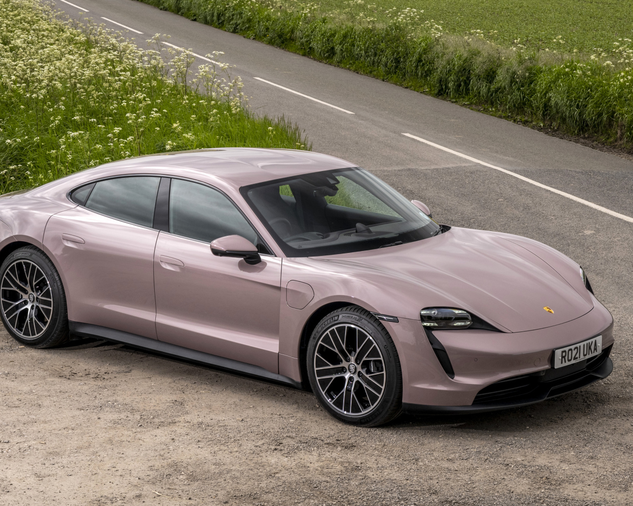 Автомобиль Porsche Taycan 2021 года на дороге