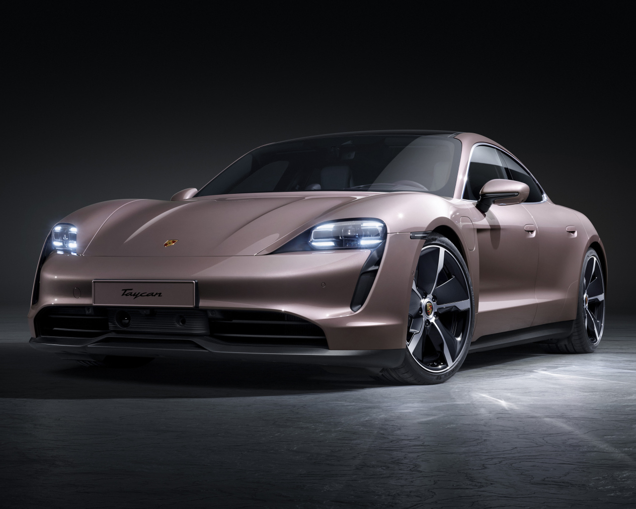Спортивный автомобиль  Porsche Taycan 2021 года на черном фоне