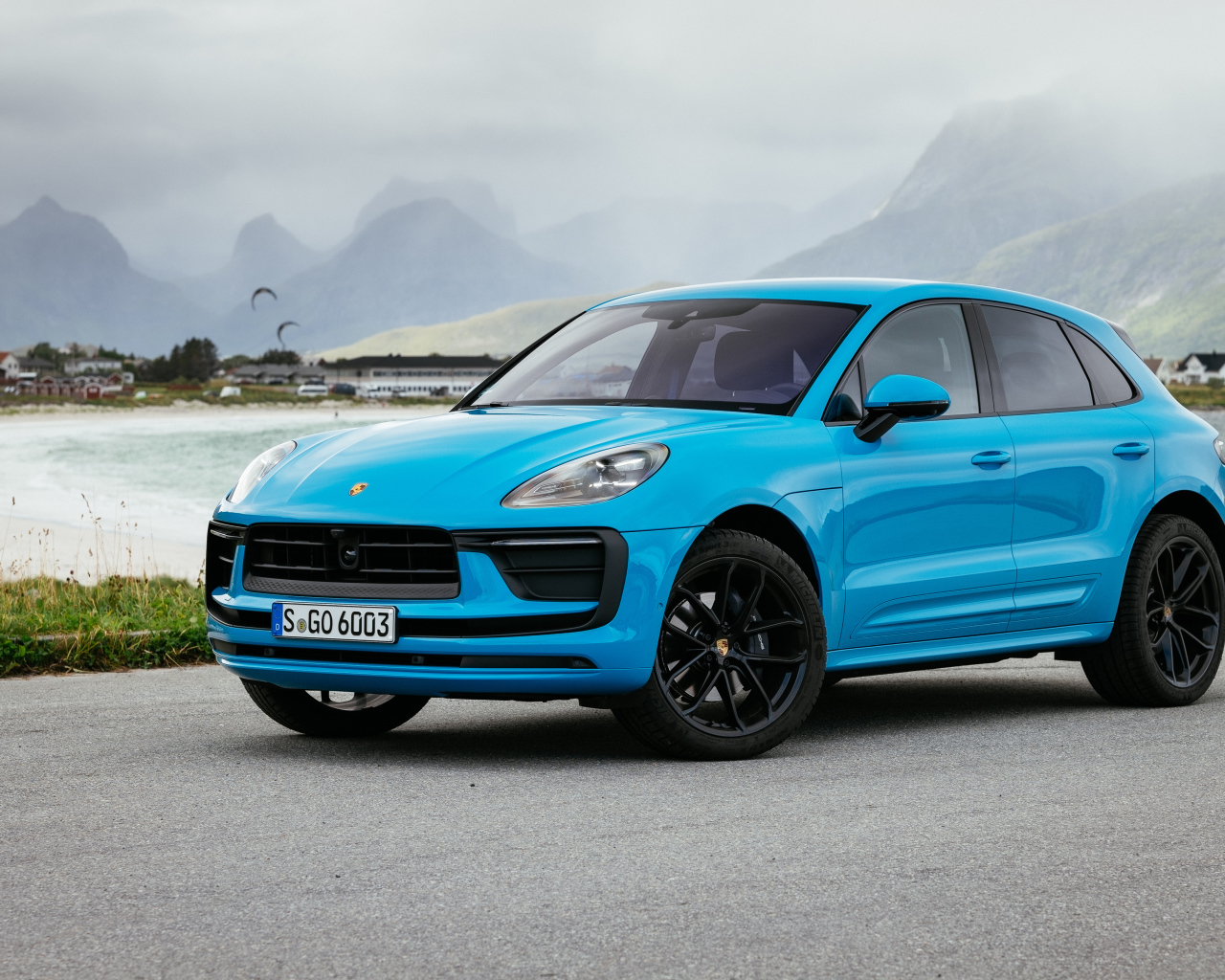 Голубой Porsche Macan 2021 года вид спереди