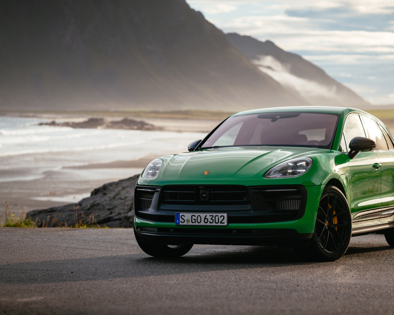 Зеленый Porsche Macan GTS Sport Package 2021 года на фоне гор