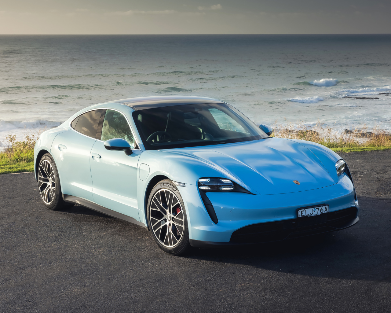 Автомобиль Porsche Taycan 4S у моря