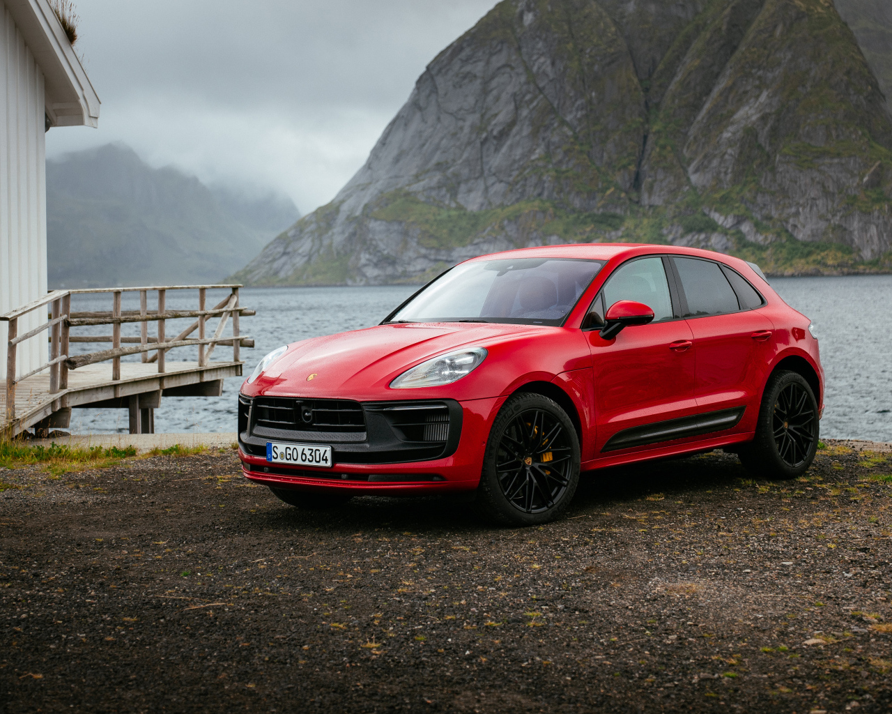 Красный Porsche Macan GTS 2021 года у воды