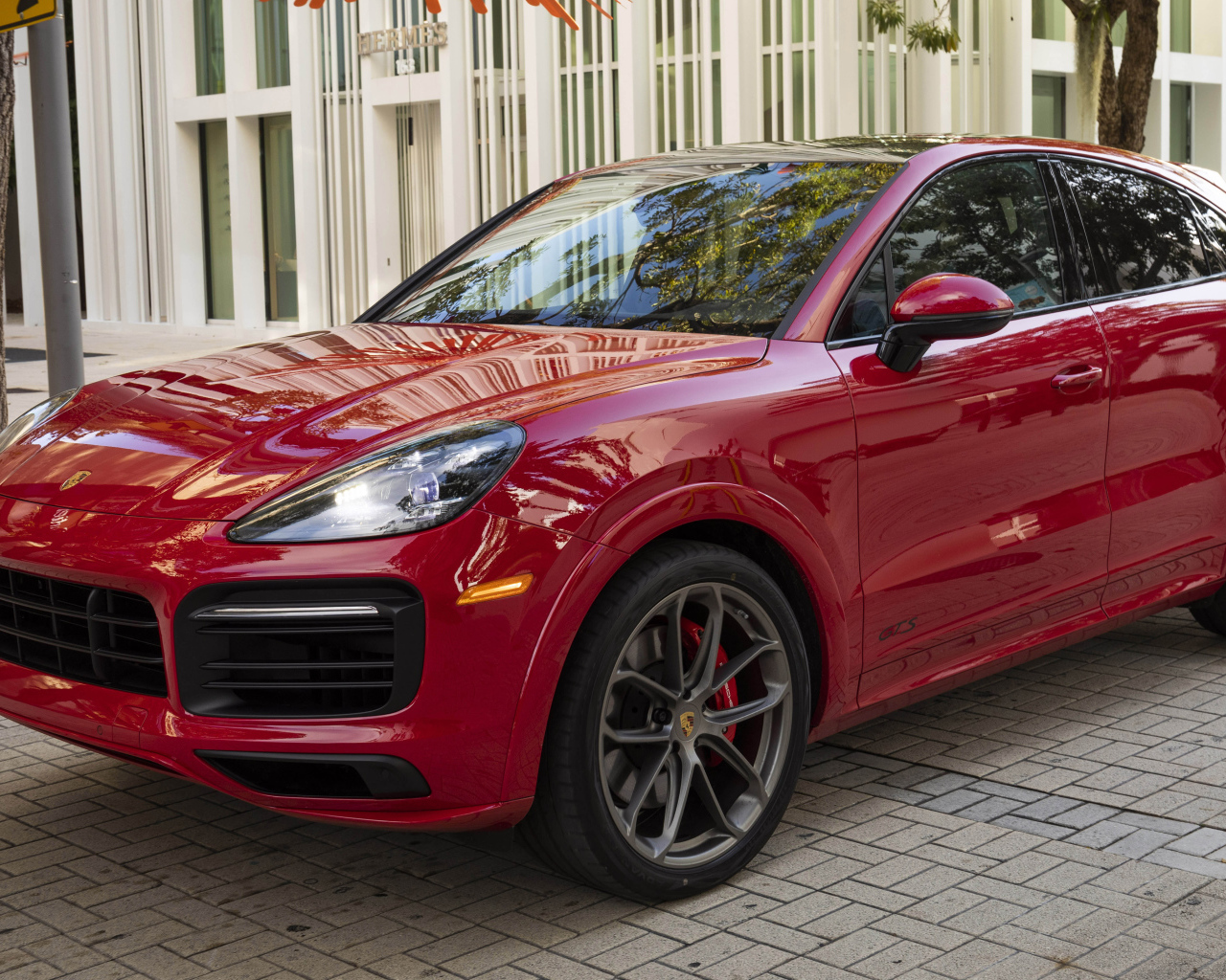 Красный кроссовер Porsche Cayenne GTS, 2021 года
