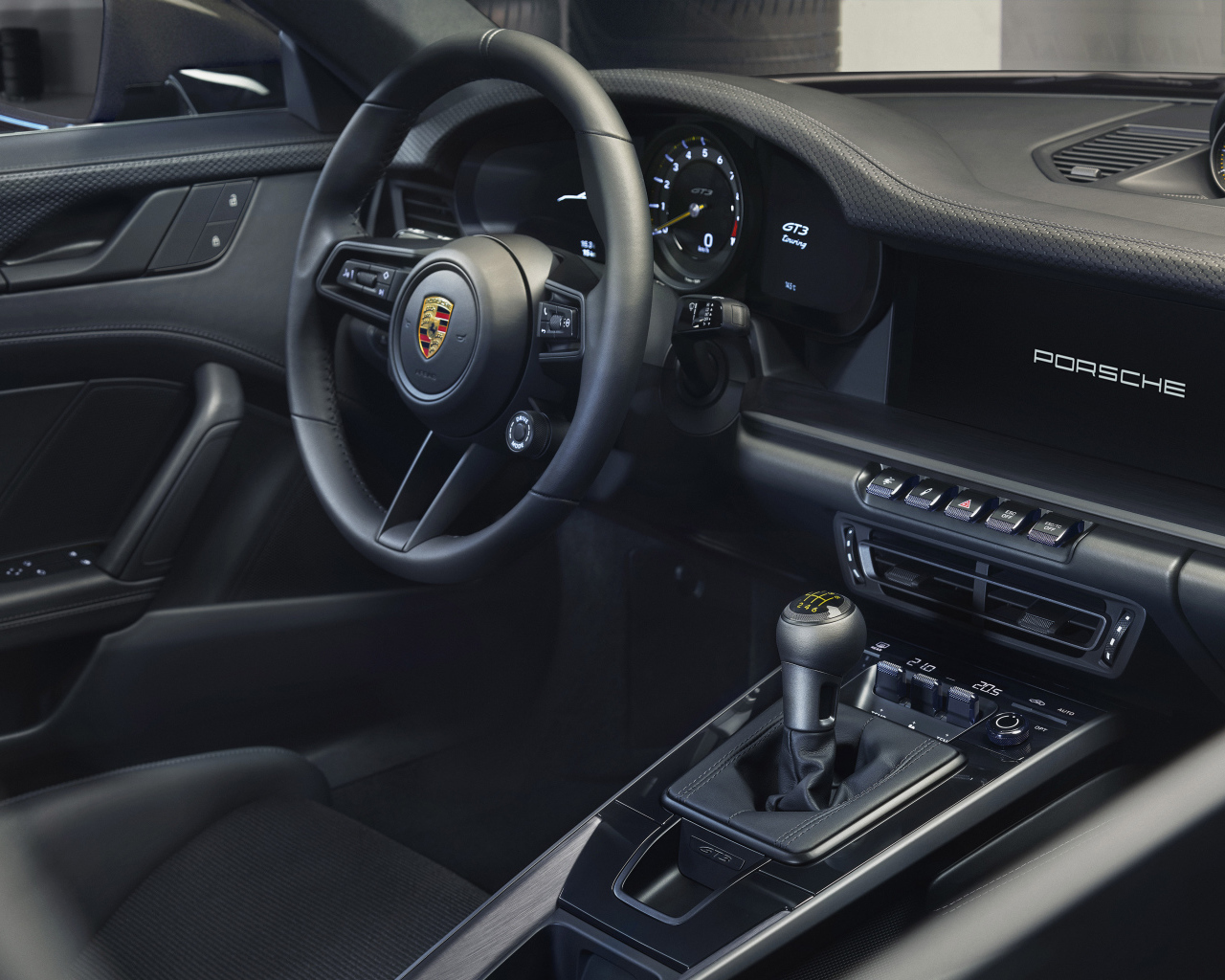 Салон автомобиля Porsche 911 GT3 Touring 2021 года