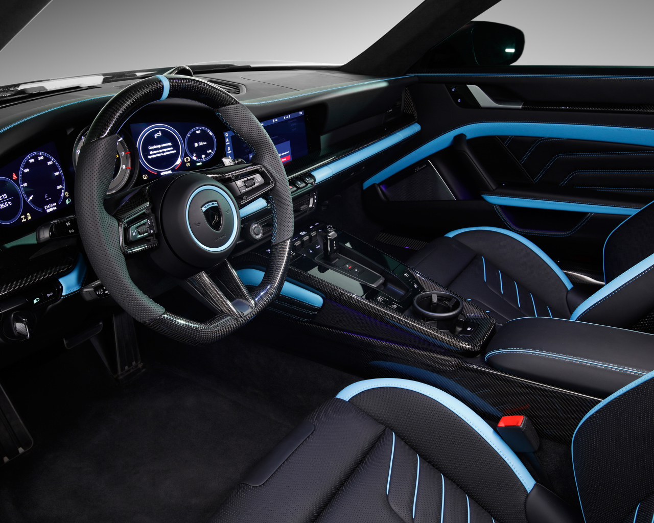 Стильный салон автомобиля Porsche 911 Turbo S Stinger GTR 3 2021 года