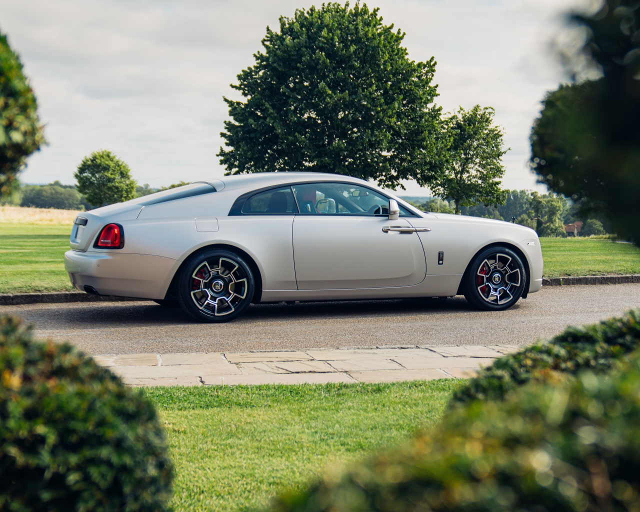 Автомобиль Rolls-Royce Black Badge Wraith 2021 года вид сбоку