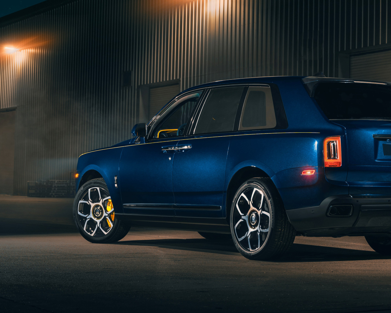 Синий внедорожник Rolls-Royce Cullinan Black Badge 2021 года вид сзади