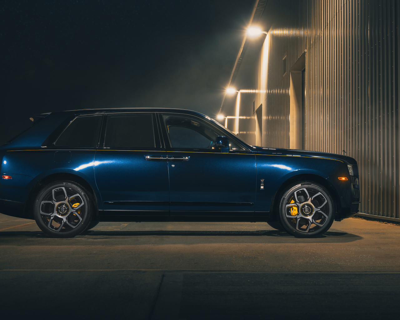 Внедорожник Rolls-Royce Cullinan Black Badge 2021 года вид сбоку