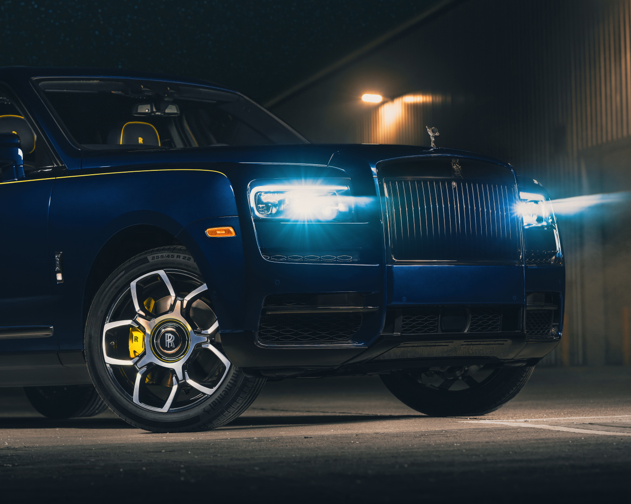 Автомобиль Rolls-Royce Cullinan Black Badge 2021 года с включенными фарами