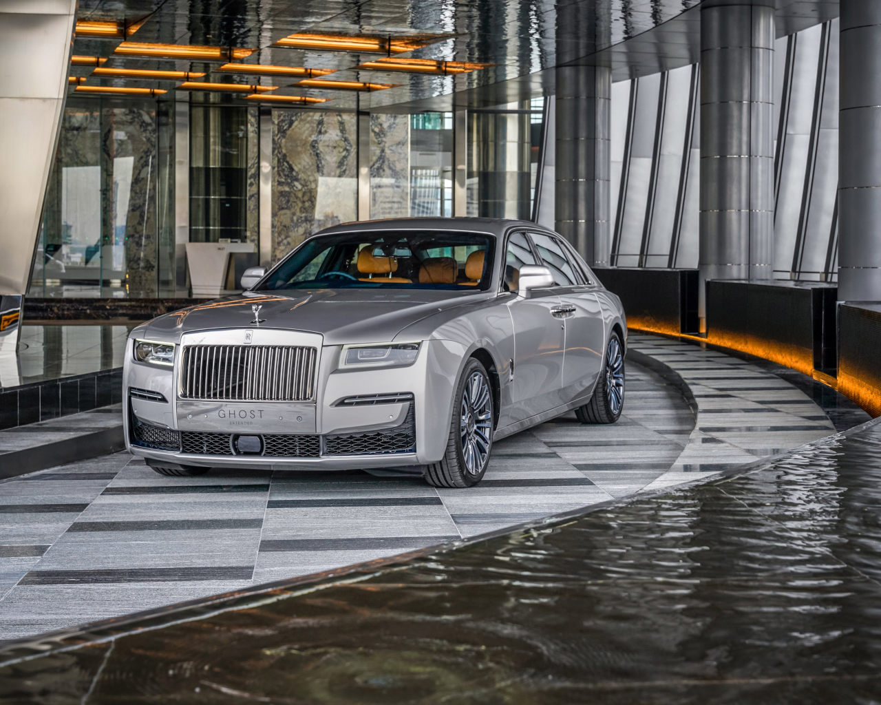 Автомобиль Rolls-Royce Ghost EWB 2021 года у воды
