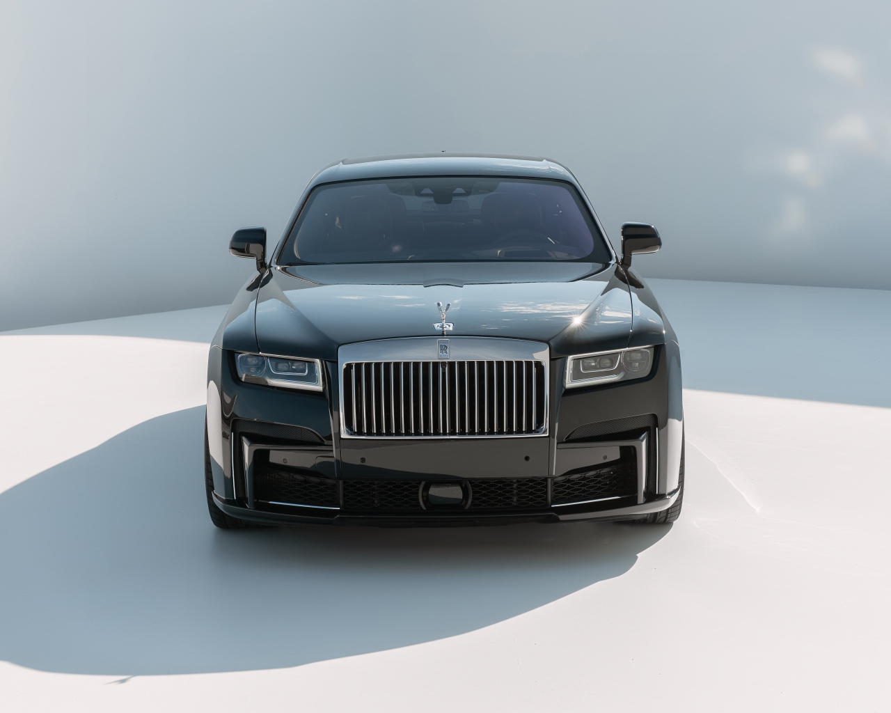 Автомобиль Rolls-Royce Ghost 2021 года на сером фоне