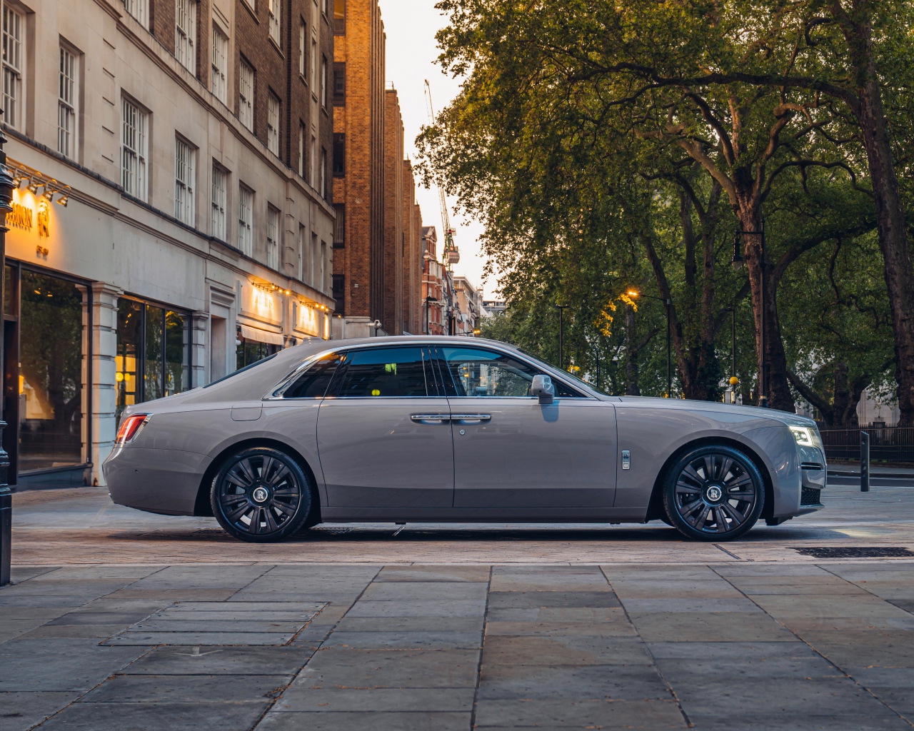 Автомобиль Rolls-Royce Ghost 2021 года вид сбоку