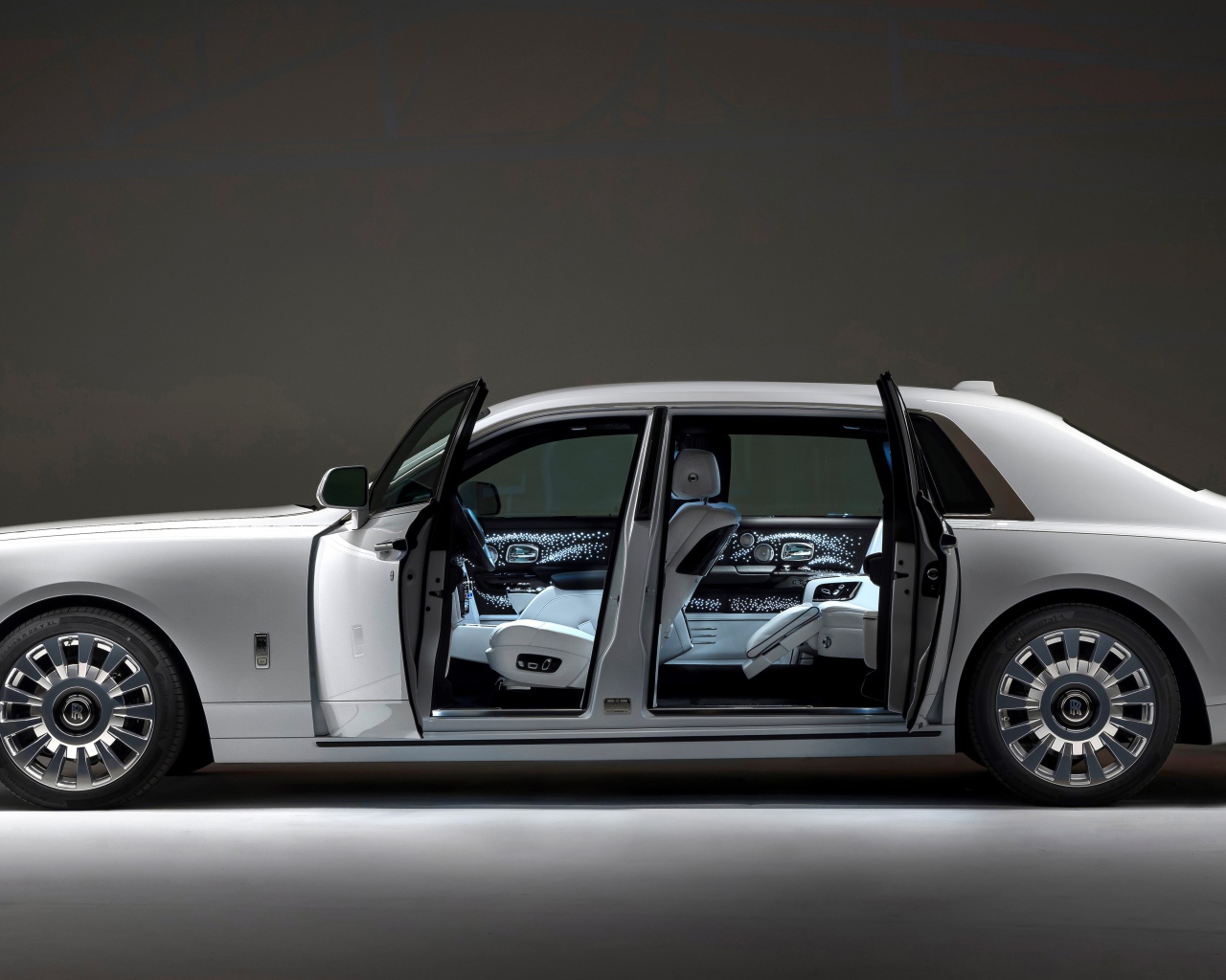 Престижный автомобиль Rolls-Royce Phantom EWB 2022 года
