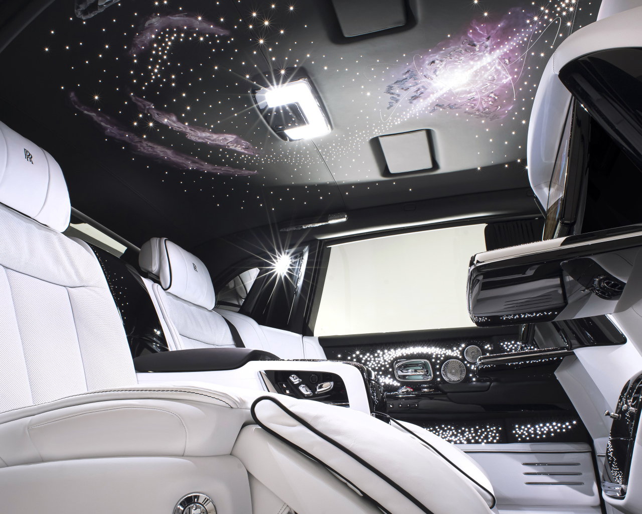 Белый кожаный салон автомобиля Rolls-Royce Phantom 2022 года