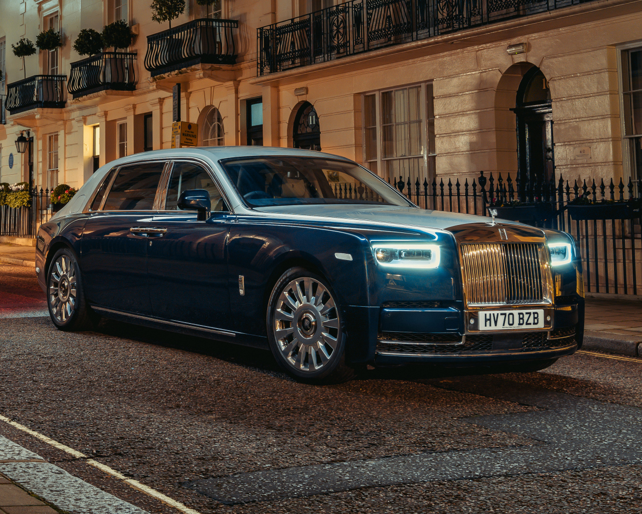 Синий дорогой автомобиль Rolls-Royce Phantom Extended, 2021 года в городе
