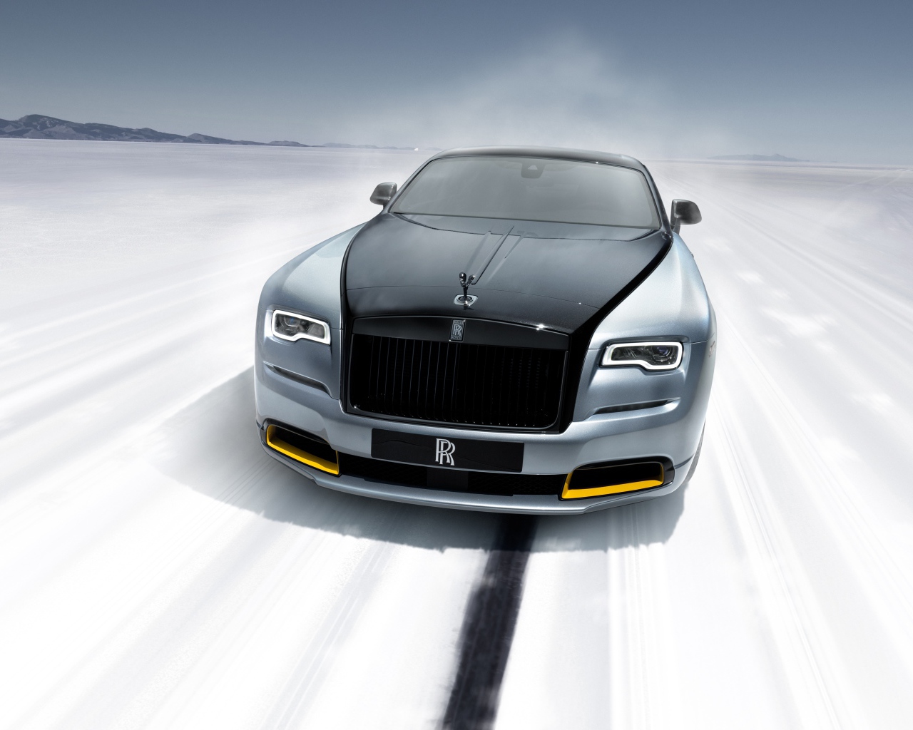 Дорогой автомобиль  Rolls-Royce Dawn, 2021 года на  трассе
