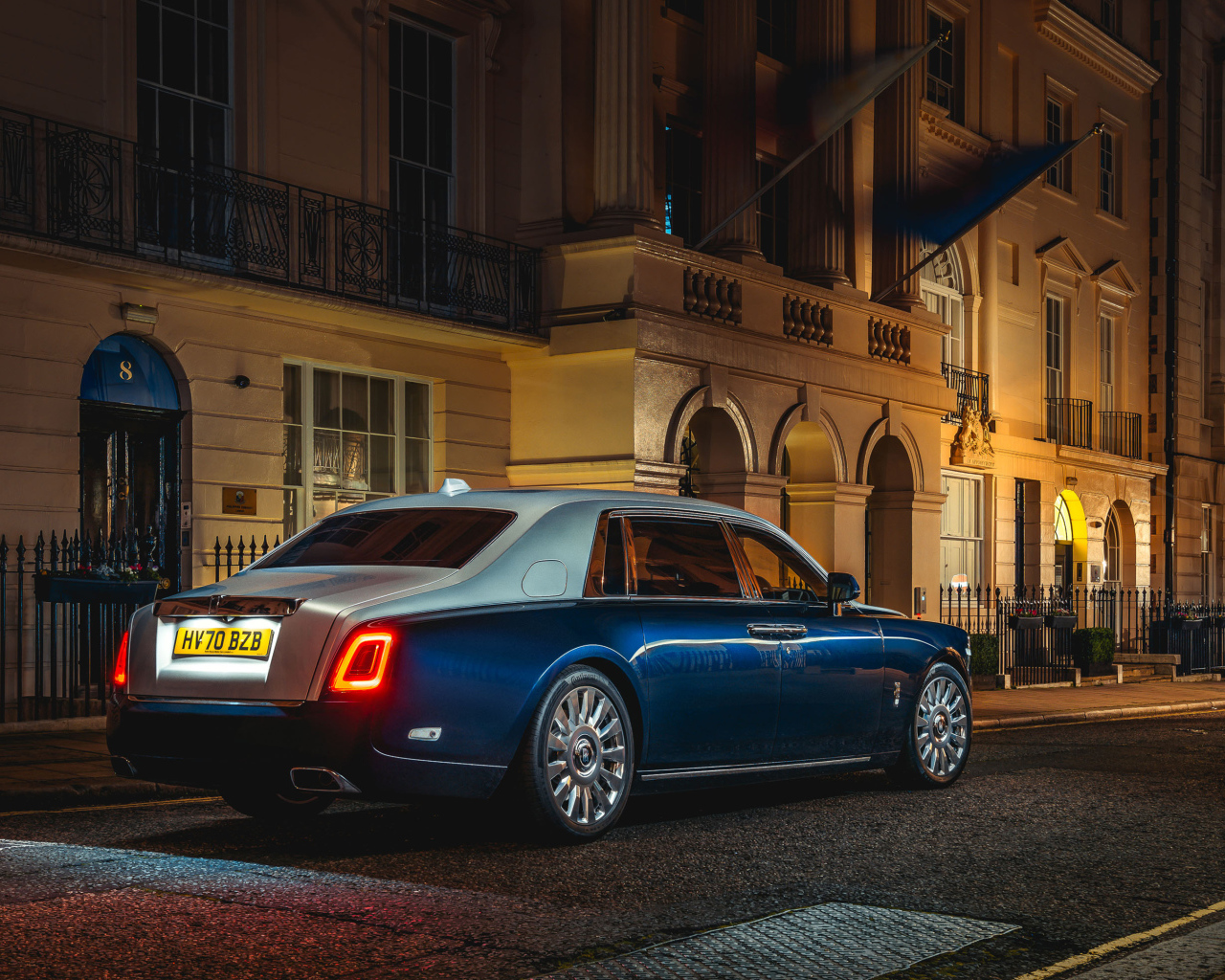 Дорогой автомобиль Rolls-Royce Phantom Extended, 2021 года вид сзади