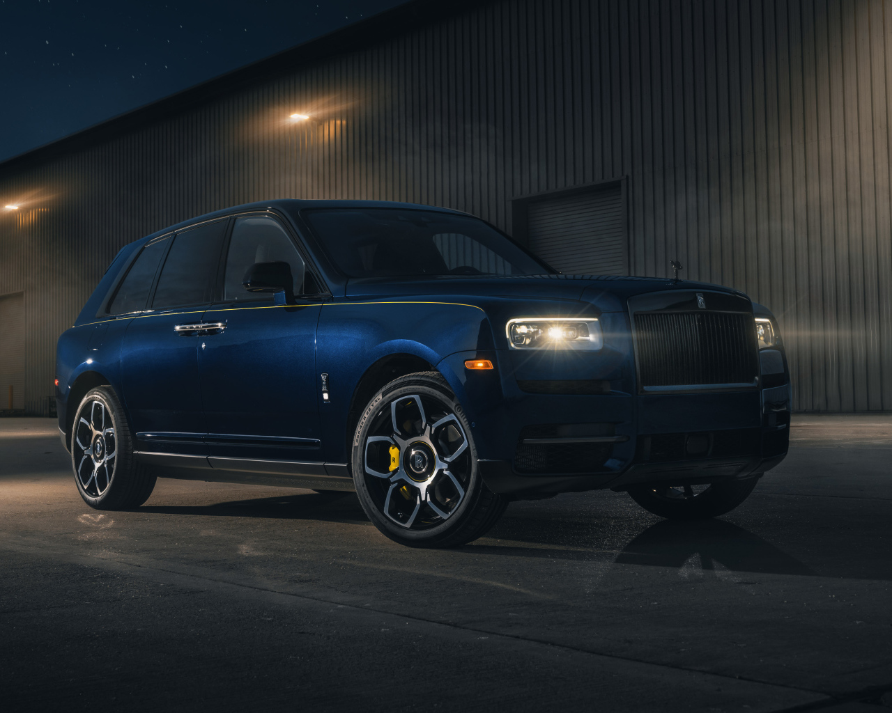 Дорогой стильный внедорожник Rolls-Royce Cullinan Black Badge 2021 года
