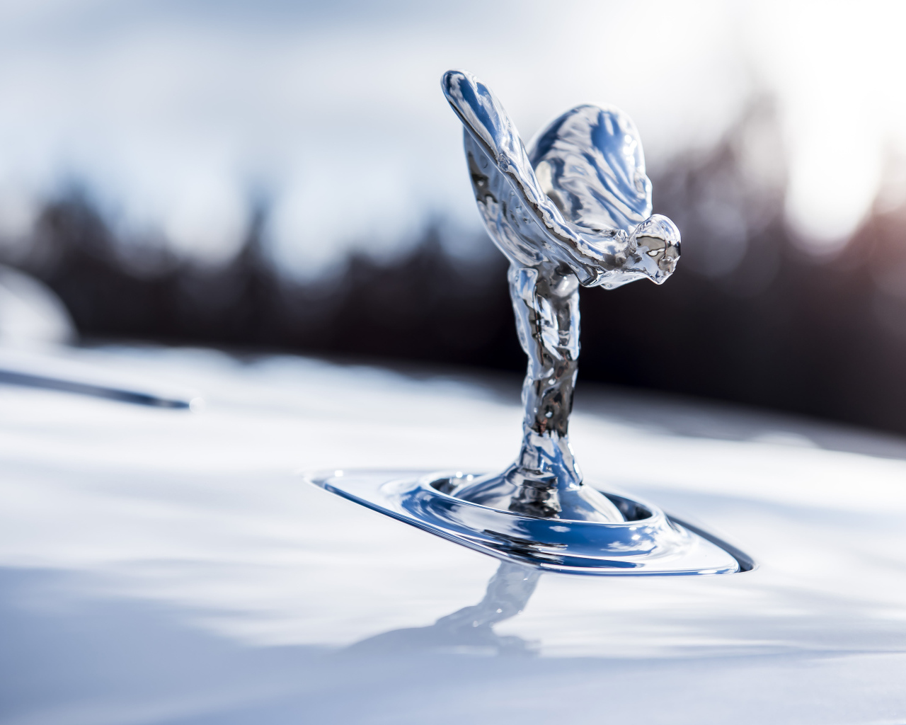 Изображение богини Ники на автомобиле Rolls-Royce Spirit Of Ecstasy
