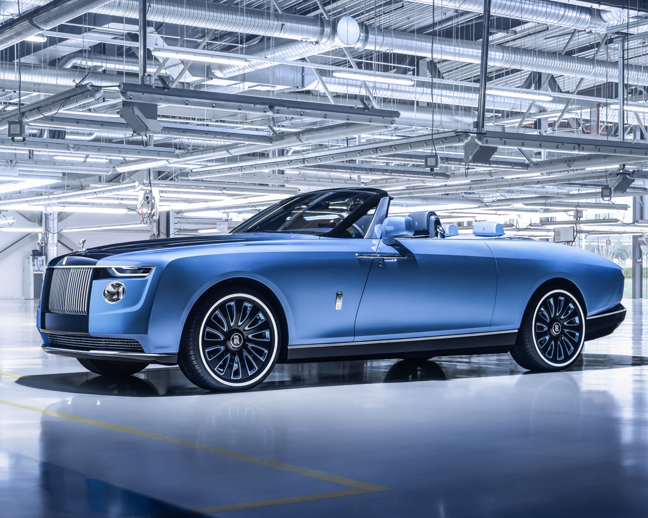 Голубой автомобиль кабриолет Rolls-Royce Boat Tail