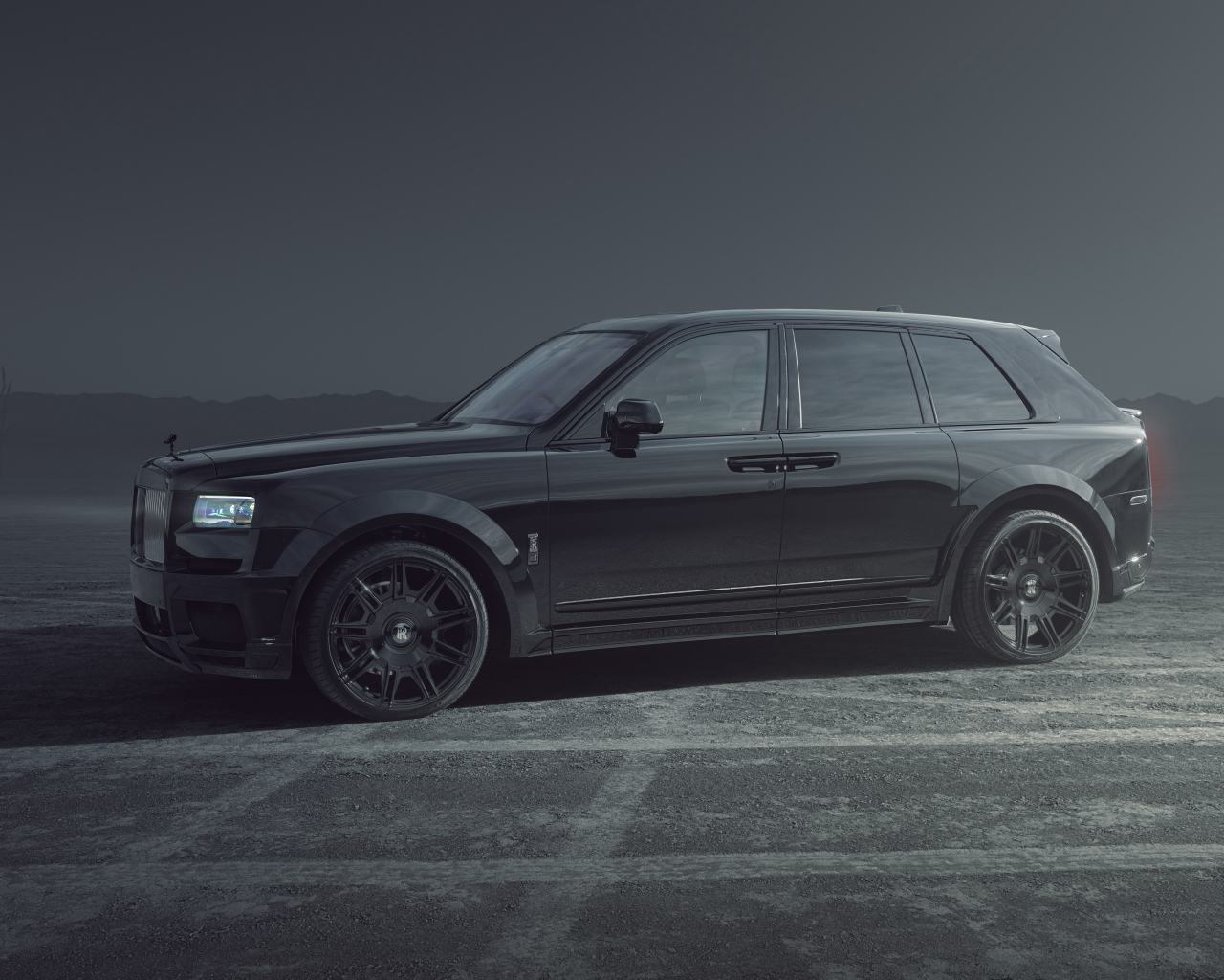 Автомобиль Rolls-Royce Cullinan, 2021 года в тумане