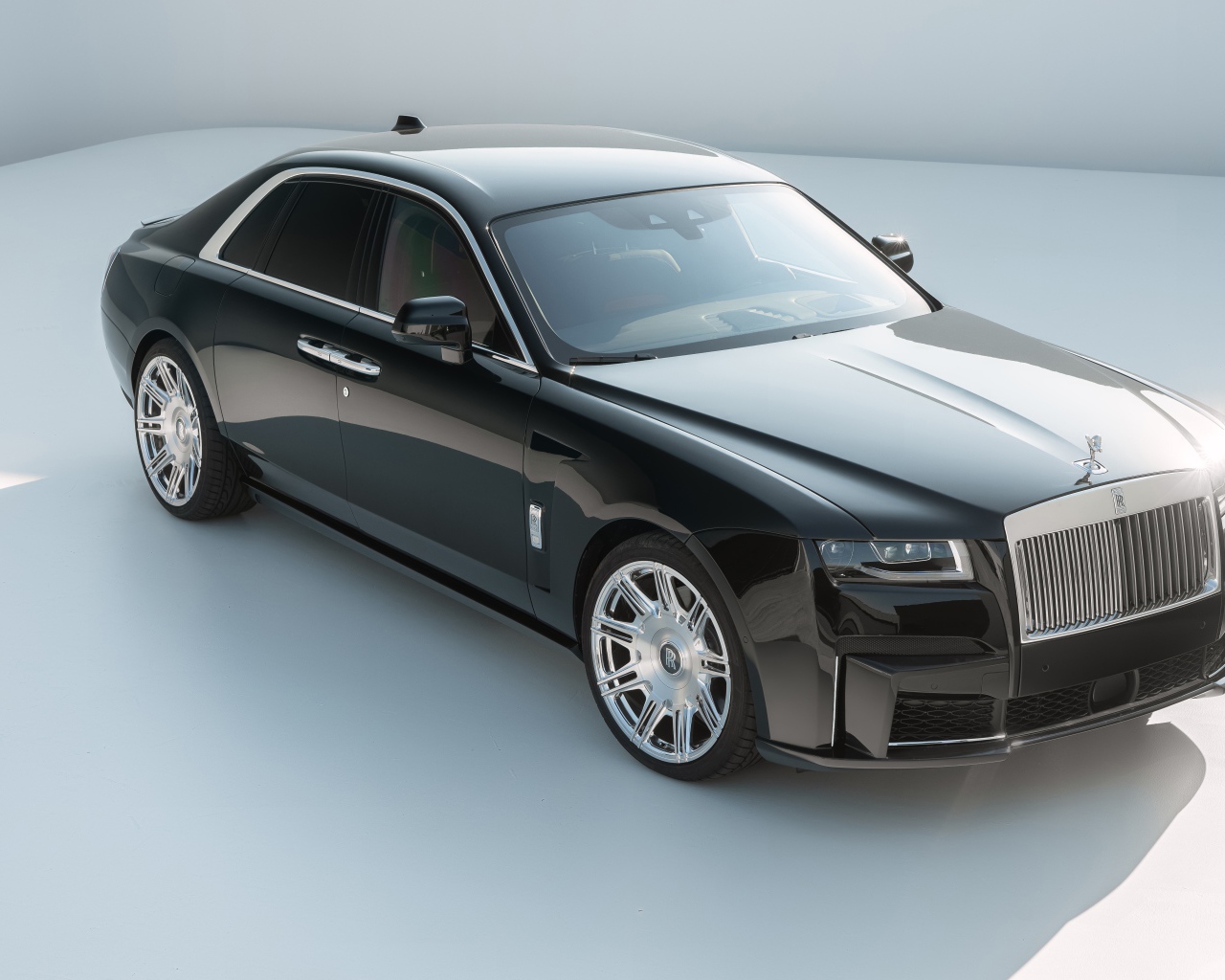 Стильный дорогой автомобиль Rolls-Royce Ghost 2021 года
