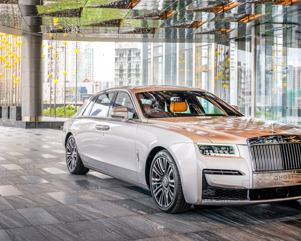 Стильный дорогой автомобиль  Rolls-Royce Ghost EWB 2021 года в здании
