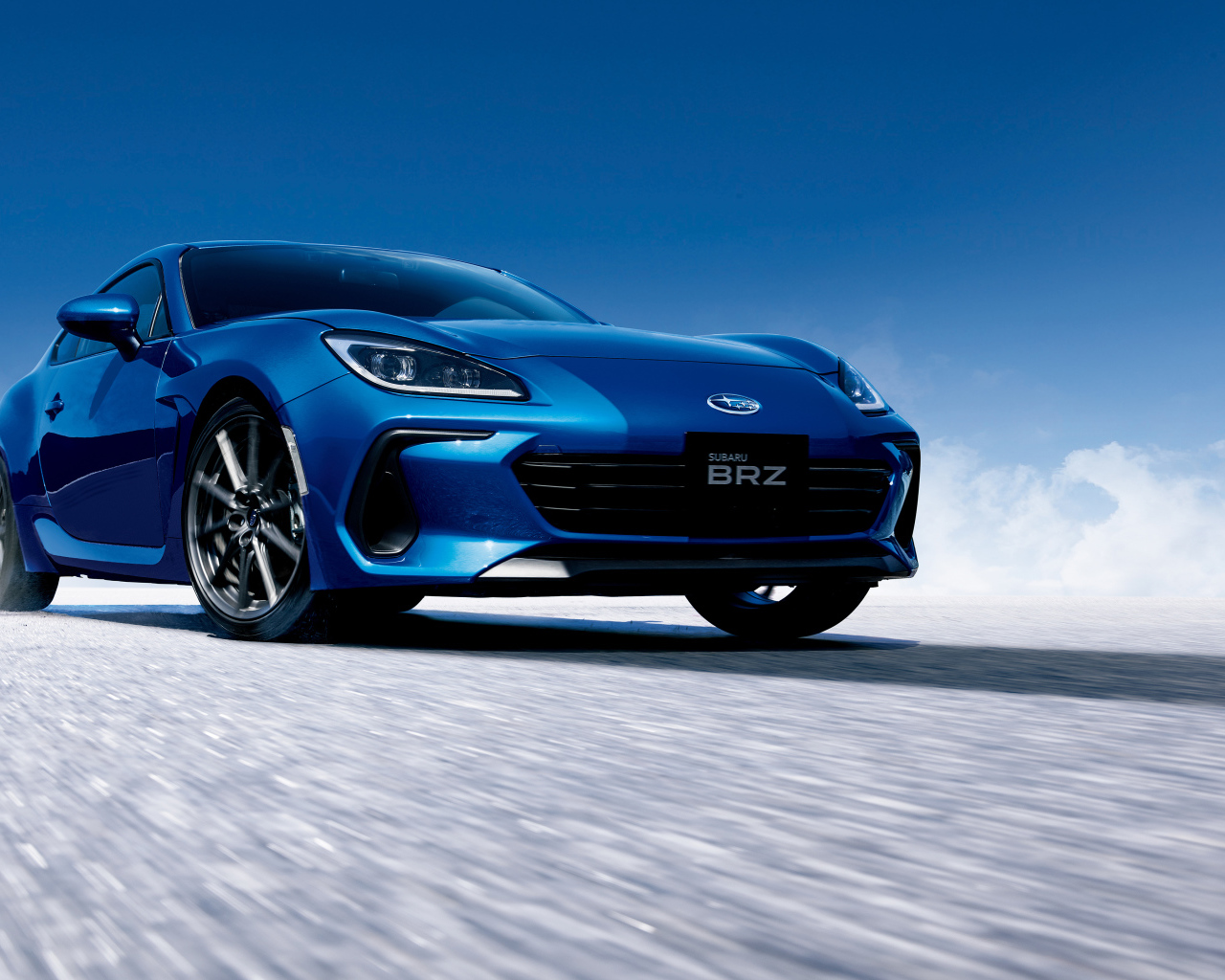 Синий автомобиль Subaru BRZ 2021 года на трассе