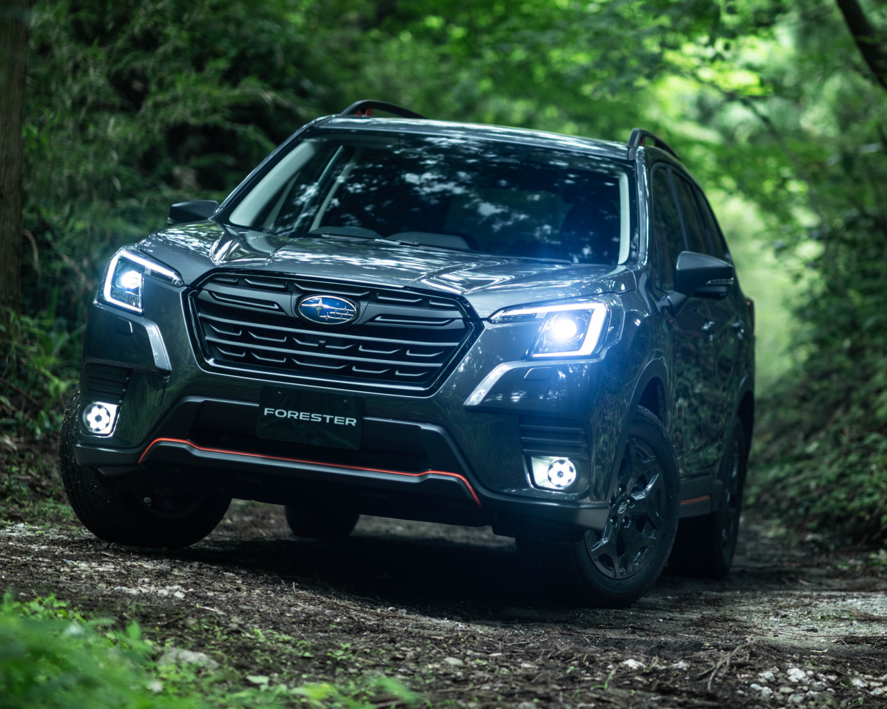 Внедорожник Subaru Forester X-Break 2021 года с включенными фарами