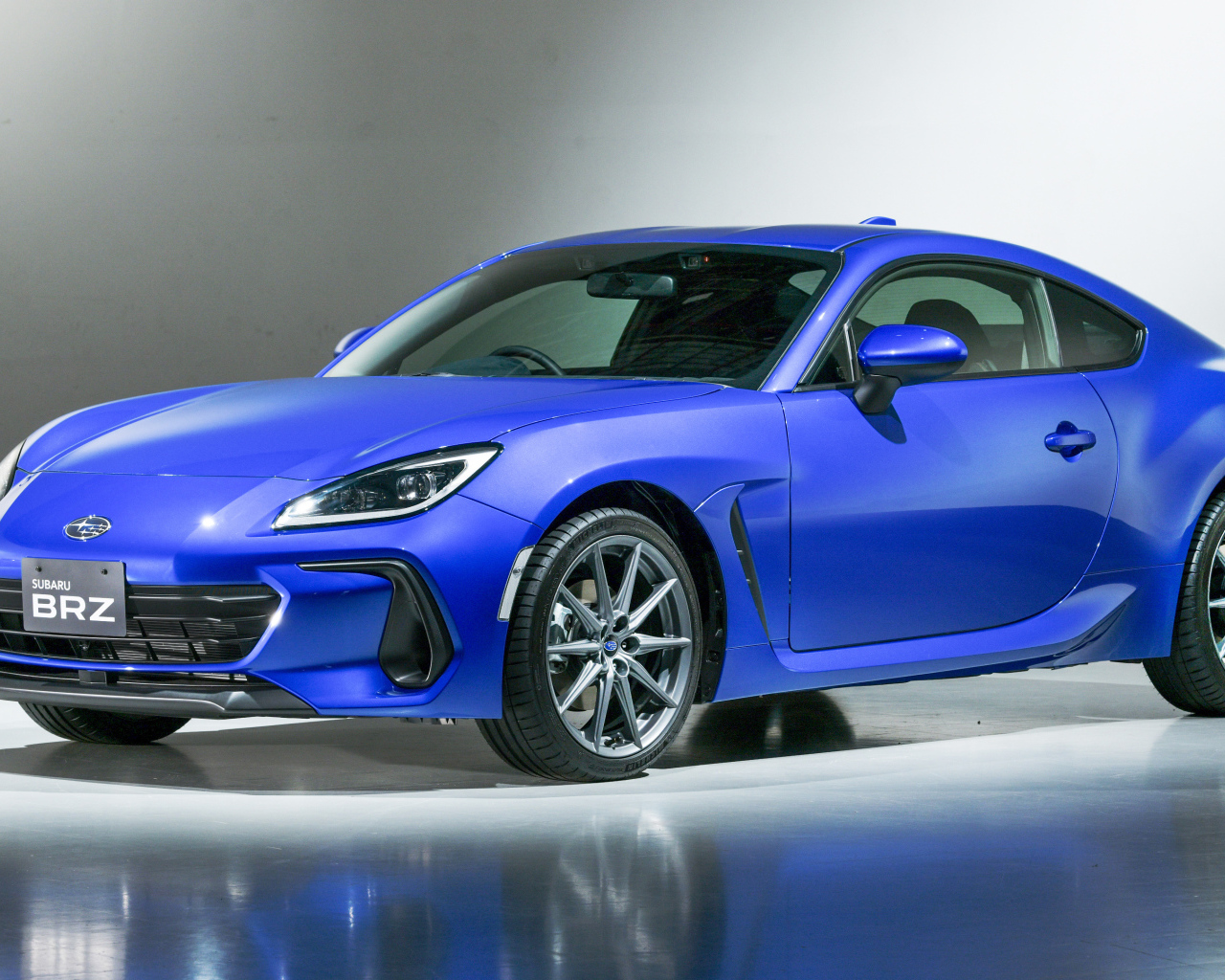 Синий автомобиль Subaru BRZ 2021 года вид спереди