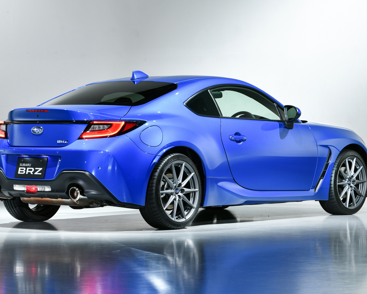 Синий автомобиль Subaru BRZ 2021 года вид сзади