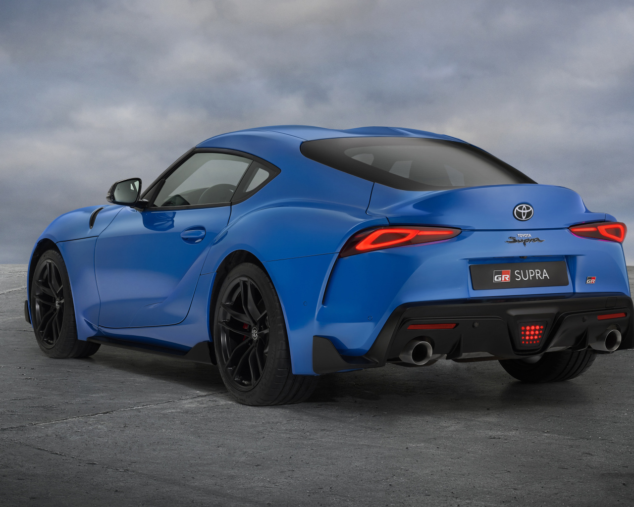 Автомобиль Toyota GR Supra. 2021 года вид сзади