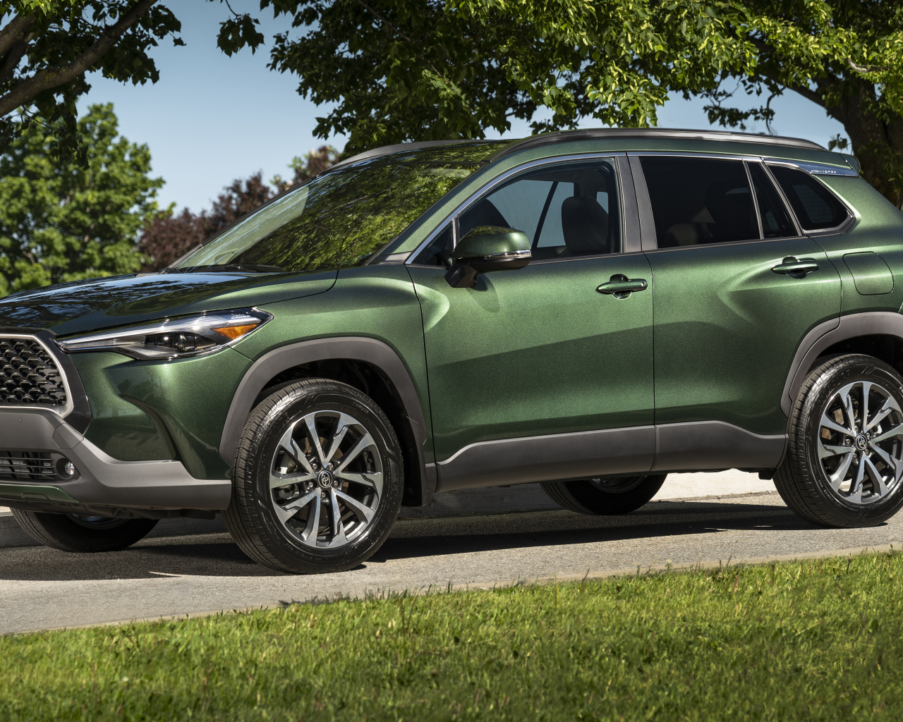 Зеленый автомобиль Toyota Corolla Cross XLE AWD, 2022 года