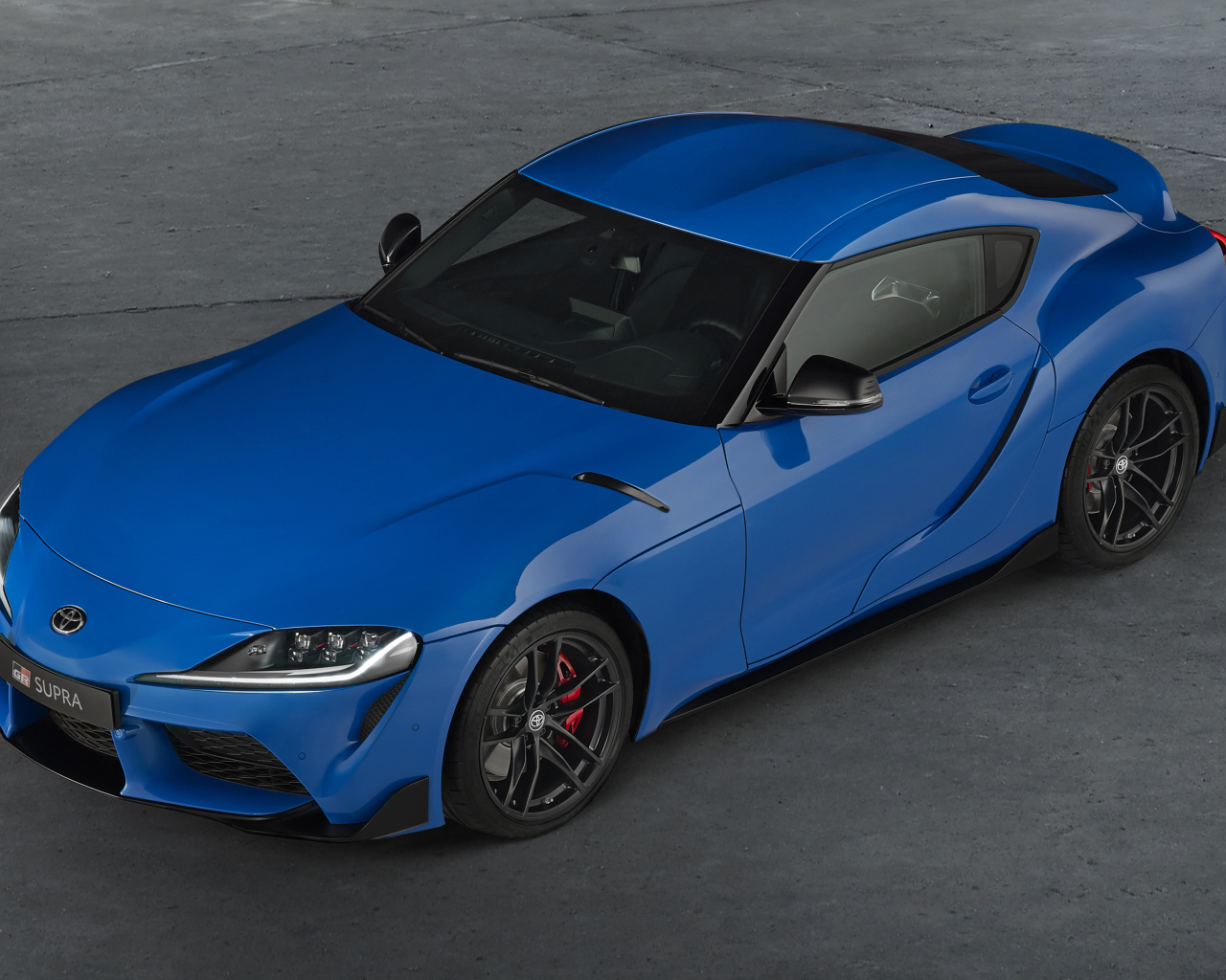 Синий автомобиль Toyota GR Supra, 2021 года вид сверху