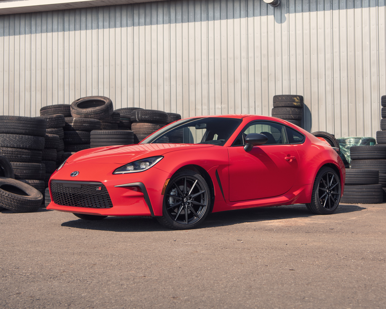 Красный автомобиль Toyota GR 86 Premium, 2022 года