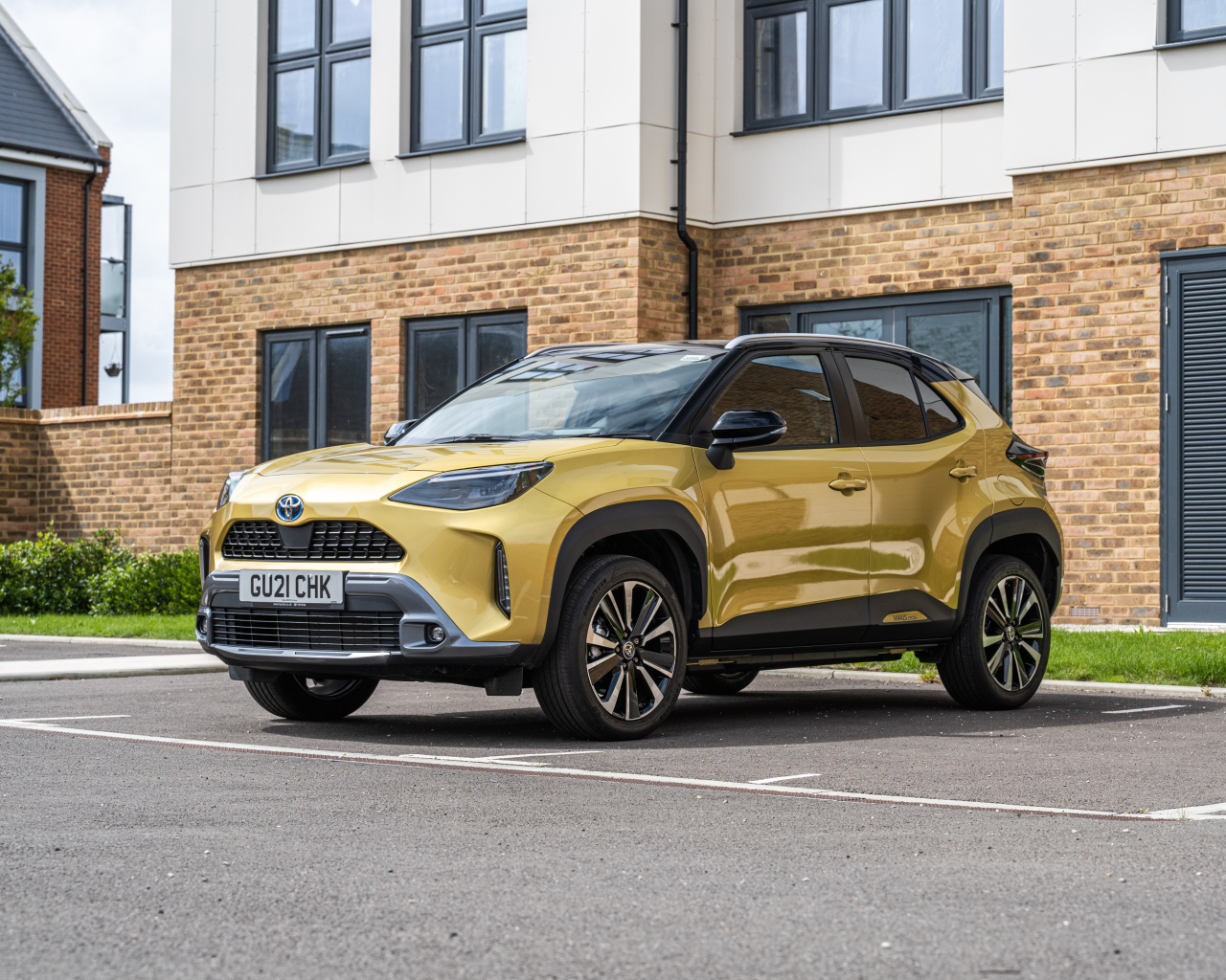 Внедорожник Toyota Yaris  у дома