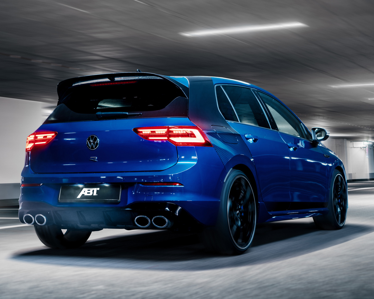 Синий кроссовер ABT Volkswagen Golf R 2021 года вид сзади