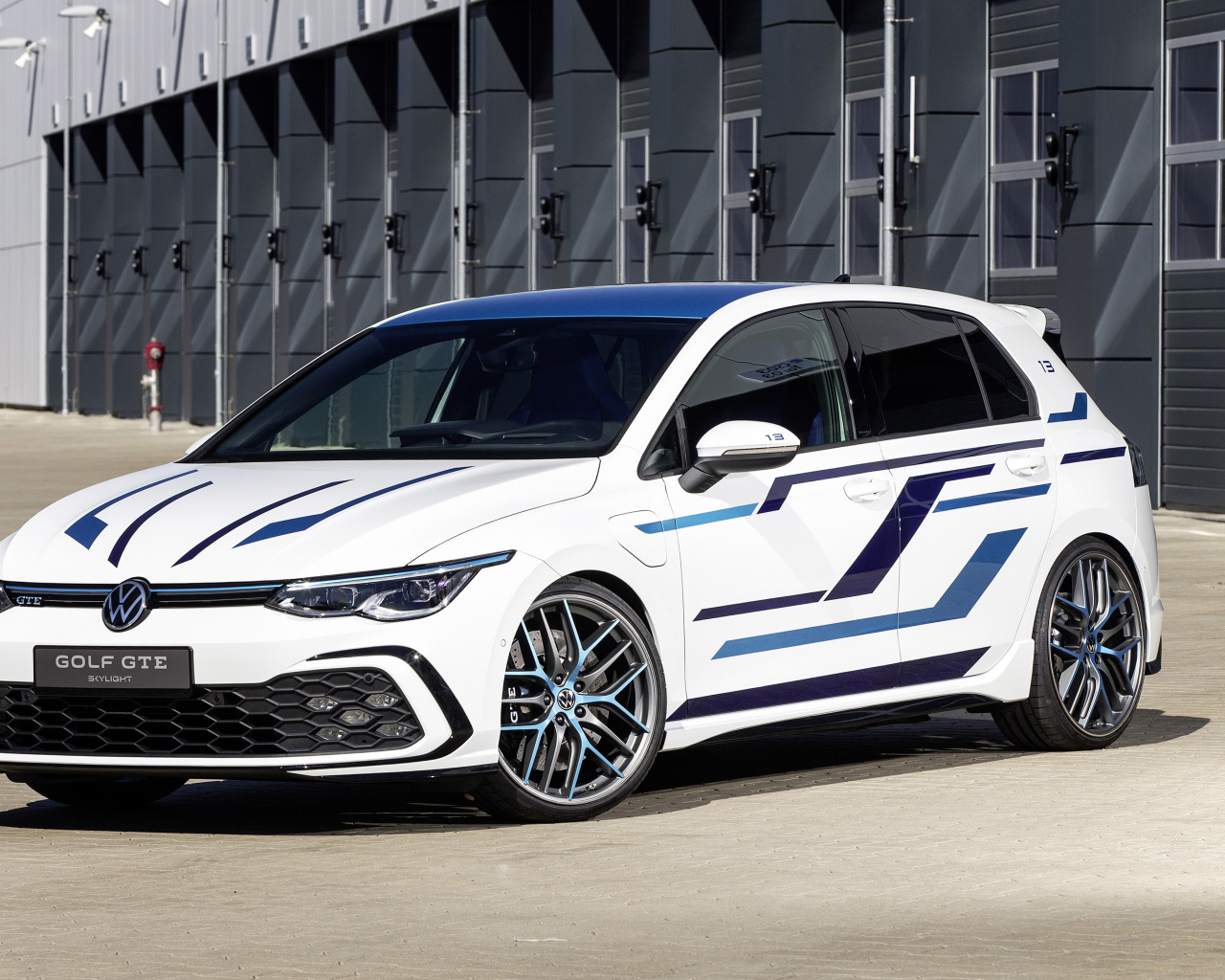 Автомобиль Volkswagen Golf GTE Skylight 2021 года